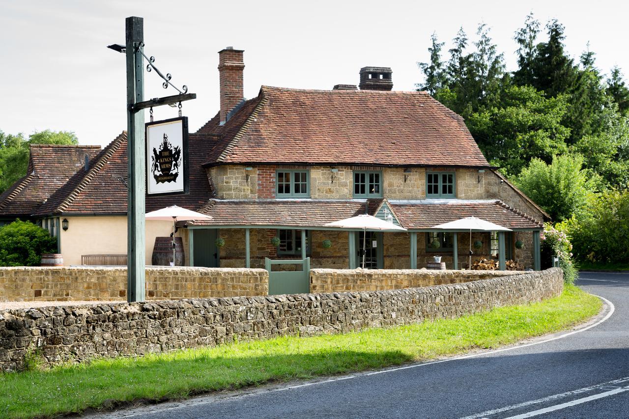Отель The Kings Arms Fernhurst Экстерьер фото