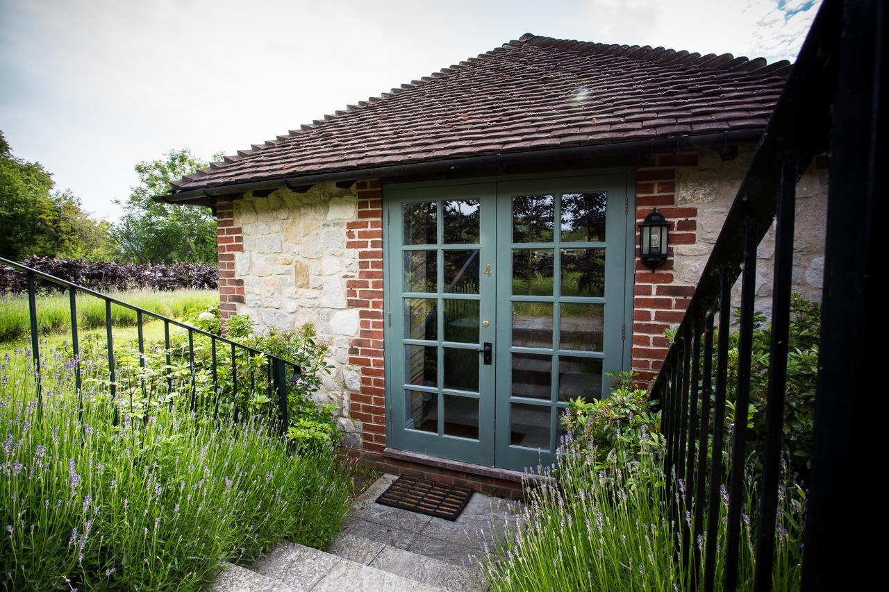 Отель The Kings Arms Fernhurst Экстерьер фото