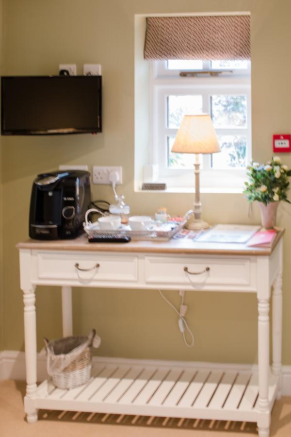 Отель The Kings Arms Fernhurst Экстерьер фото