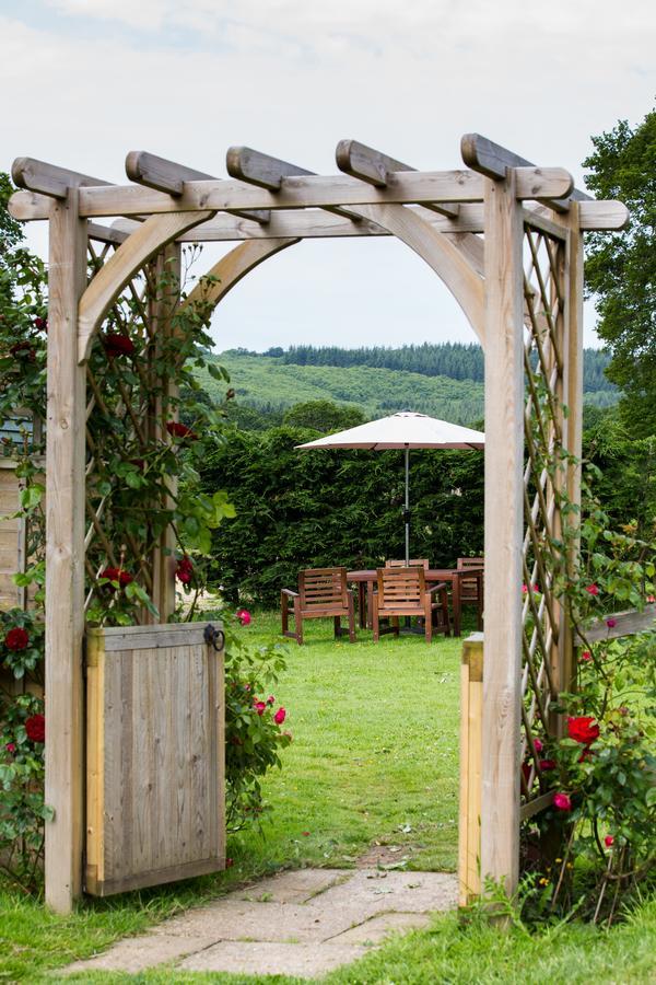 Отель The Kings Arms Fernhurst Экстерьер фото