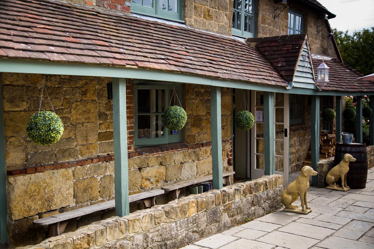 Отель The Kings Arms Fernhurst Экстерьер фото