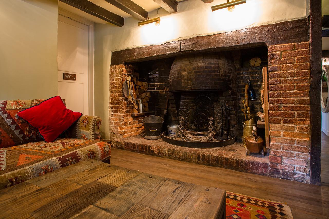 Отель The Kings Arms Fernhurst Экстерьер фото